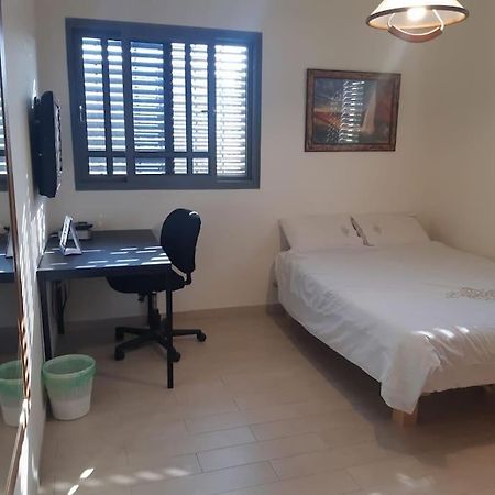 Adorable 3 Bedroom Brenner "Hill" Suite Giv'at Brenner Esterno foto