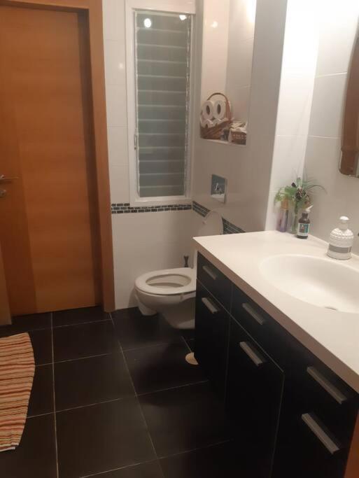 Adorable 3 Bedroom Brenner "Hill" Suite Giv'at Brenner Esterno foto